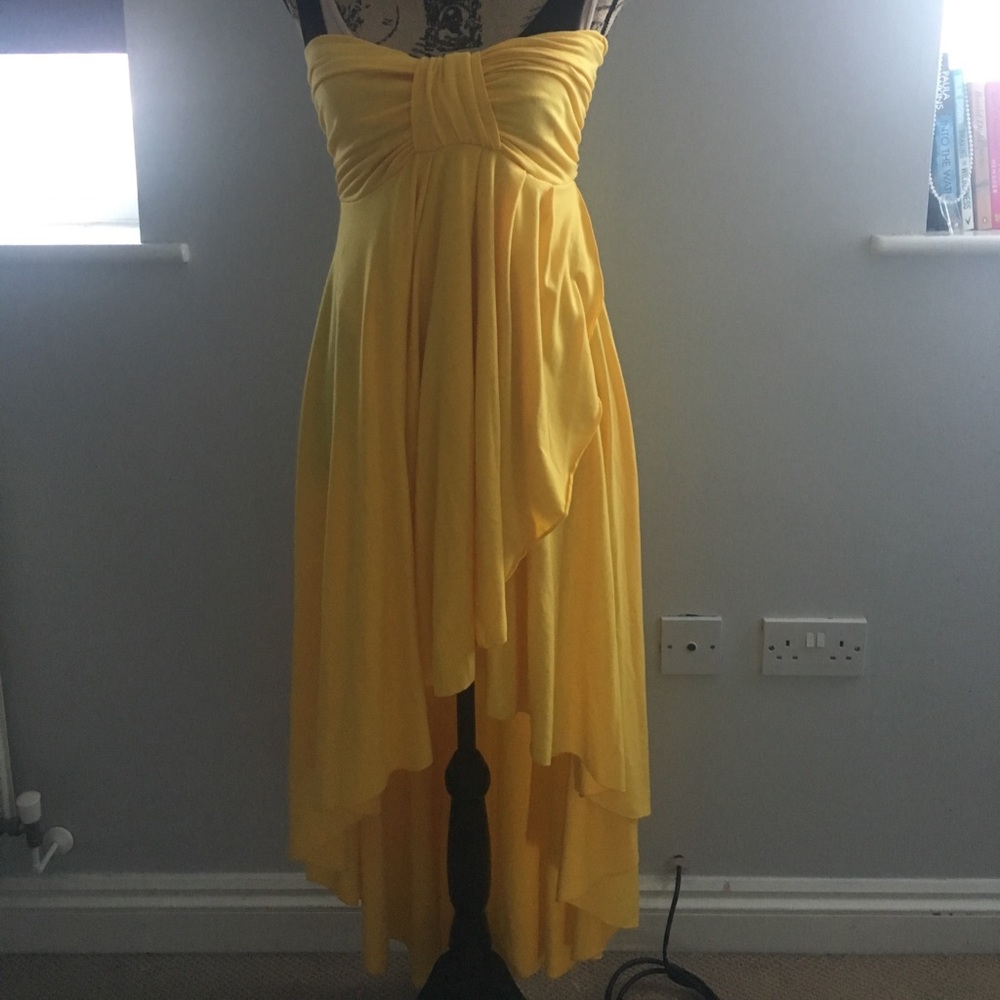 Sleeveless yellow maxi dress